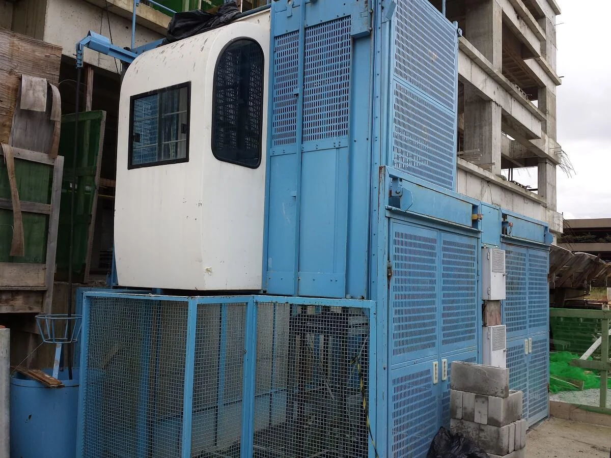 Elevador de cremalheira instalado em obra