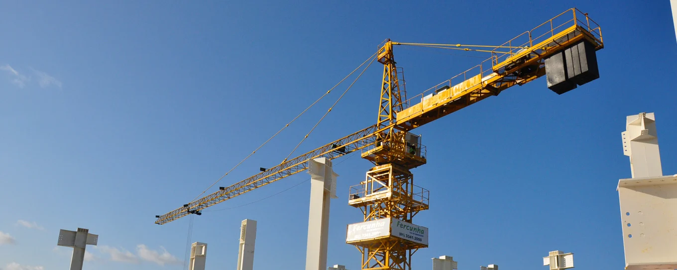 Grua do acervo Fercunha com identificação da empresa na estrutura